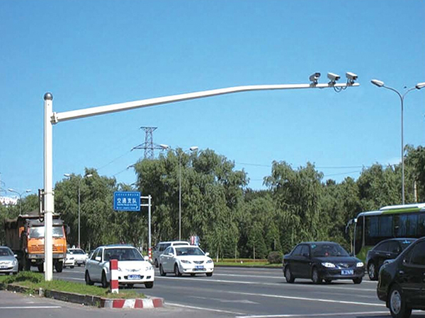 3高懸臂電子警察桿